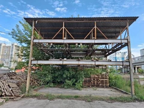 The rusty parking puzzle system has not been used for years 库存照片