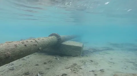 Rusty pipe under the surface of the ocean Vídeo Stock 41978078