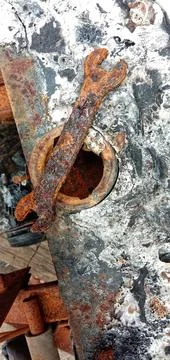 Rusty ring spanner above the motorcycle tank hole Foto stock