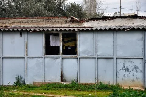 Rusty shack with drying laundry Foto stock