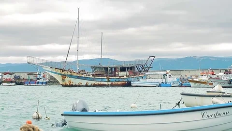 Rusty ship on the dock 動画素材 78069115