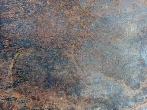 Rusty surface of metal disk. Dark background of rusty iron.Old rusty metal .. 库存照片