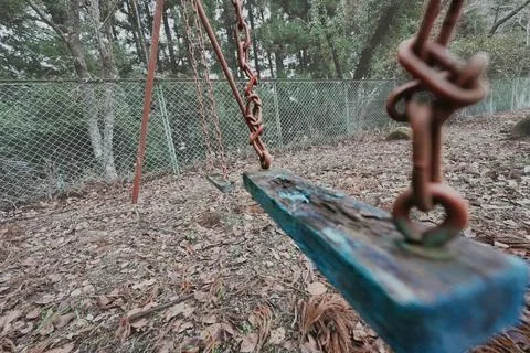 Rusty Swing Seat and Chains in an Abandoned Playground – Silent Memories Stockfoto's
