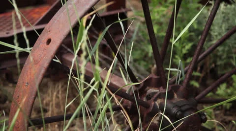 Rusty tractor tire Vídeos de archivo 26035939