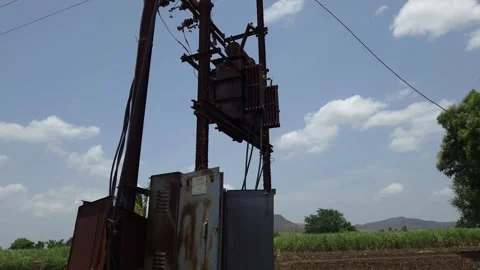 A rusty transformer box door swings in the breeze, symbolizing energy crisis ris Vídeos de archivo 336561612
