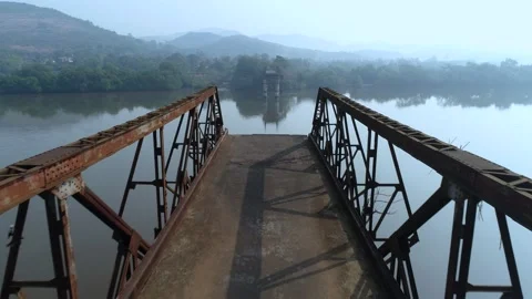 Rusty truss of the demolished bridge over the river. Aerial view. Vidéo 85482767