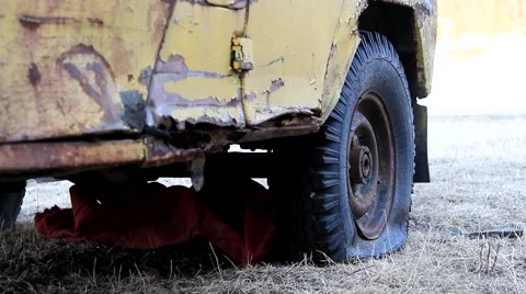 Rusty vehicle with flat tire on grass Video stock 48411555