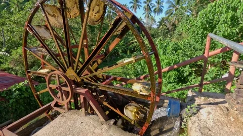 Rusty water mill in the jungle 库存影片 251989065