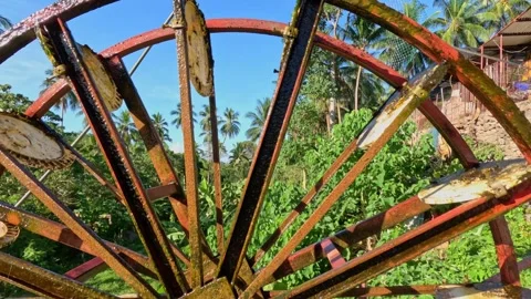 Rusty water mill in the jungle 库存影片 251989094