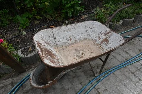 Rusty wheelbarrow in a garden Stockfoto's