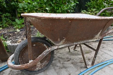 Rusty wheelbarrow outdoors Stock-Fotos