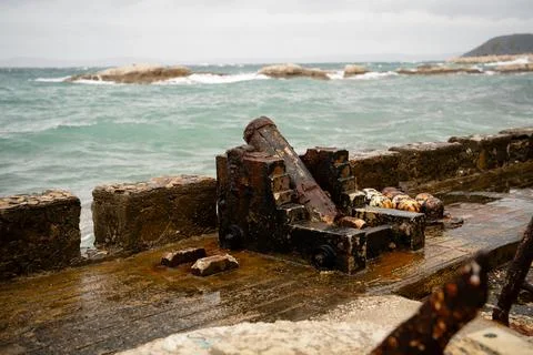 Rusty Winch on Stormy Seaside Dock Foto stock