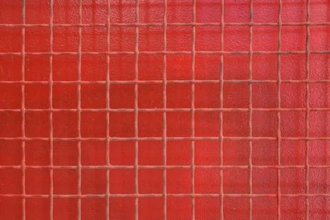 Rusty wire mesh over red metal background Foto stock
