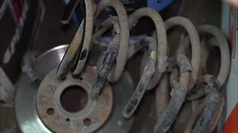Rusty worn car coil springs lying on top of brake rotor. Vidéo 345913651