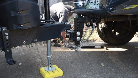 RV Details. Hooking up the stabilizer bars for a safer smoother ride. 库存影片 143621271