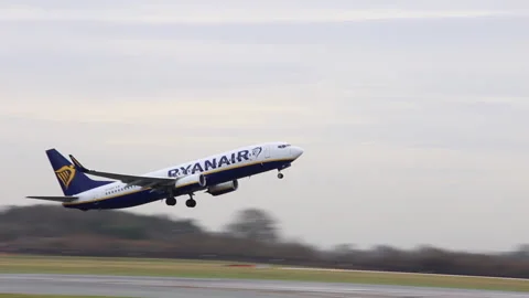 Ryan Air passsenger jet taking off Stock-Footage 168320715