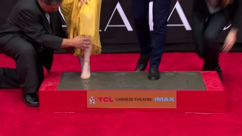 Ryan Gosling and Emma Stone Hand and Footprint Ceremony, Hollywood - 07 Dec 2016 Vidéo 205379666