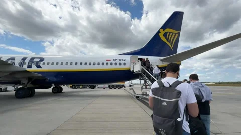 Ryanair airplane Boeing 737 getting ready for flight at Warsaw Modlin Airport 스톡 동영상 279658997