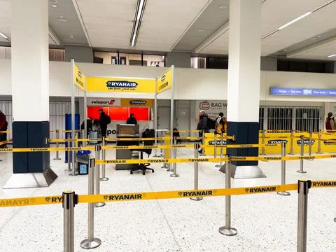 Ryanair check in and queuing area at Manchester UK airport with yellow bran.. 스톡 사진