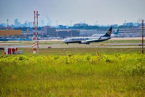 Ryanair Flugzeug  unscharf Unsharp Stock Photos