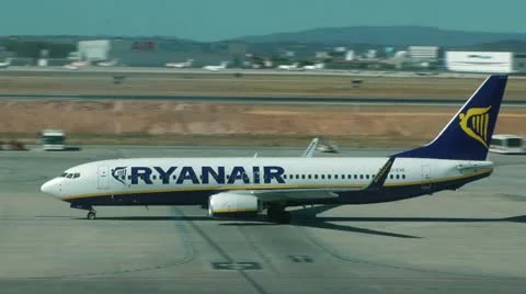 RyanAir Stock-Footage 11185579