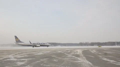 Ryanair moving to runway Stock Footage 60127871