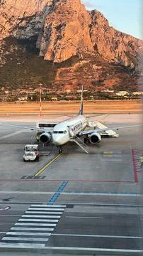 Ryanair plane refueling 스톡 사진