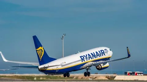 Ryanair plane taking off at dusk Foto stock