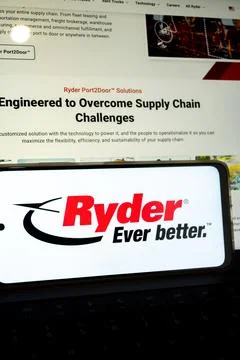 Ryder logo on mobile device showing supply chain solutions Fotos de archivo