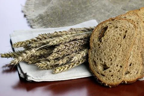 Rye bread and ears on the table Stock-Fotos