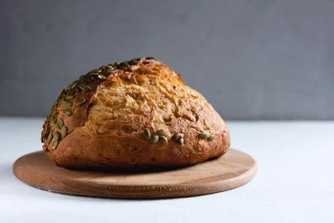 Rye bread on a board on a white tablecloth background Foto stock
