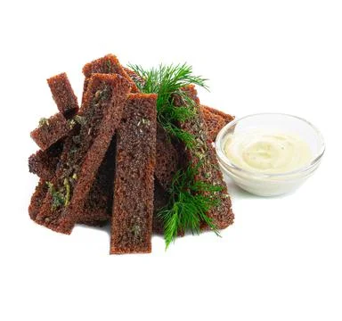 Rye bread croutons with garlic and herbs. Next to the garlic sauce. Beer snac Foto stock