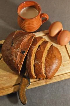 Rye bread, eggs and baked milk for breakfast Foto stock