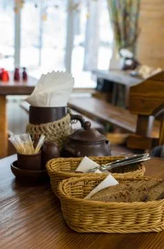 Rye bread in wicker baskets on the table and Cutlery in the restaurant Foto stock