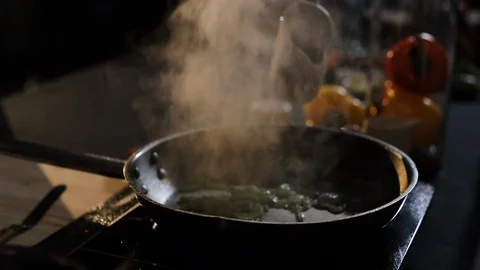 Rying Pan Which Is Poured Into Alcohol And Set On Fire. Food On The Pan Burns. Vídeos de archivo 120574151