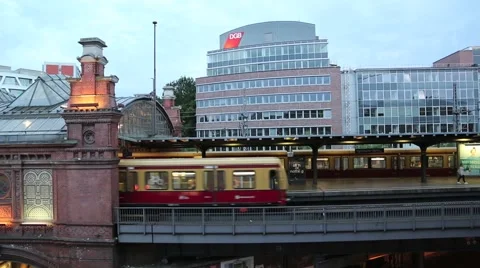 An S-Bahn train arriving at Hackescher Markt in Berlin Vídeo Stock 40460789