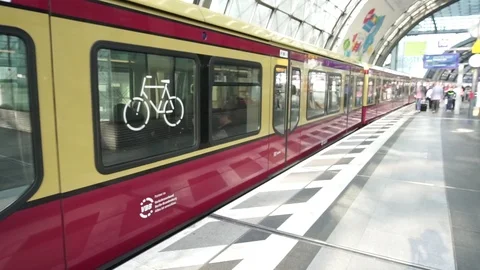S-Bahn Train Departing From Berlin Hauptbahnhof, Main Railway Station 動画素材 89100930