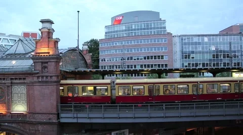 An S-Bahn train leaving Hackescher Markt in Berlin Vídeo Stock 40460918