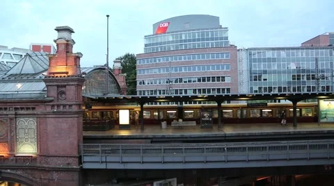 An S-Bahn train pulling into Hackescher Markt in Berlin Vídeo Stock 40460852