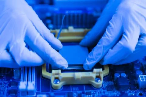 S hand insert processor cpu chip in the socket of motherboard, computer assembly Foto stock