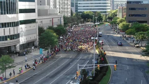 S02232205 DRONE AERIAL THOUSANDS START RUNNING RACE Video stock 170845172