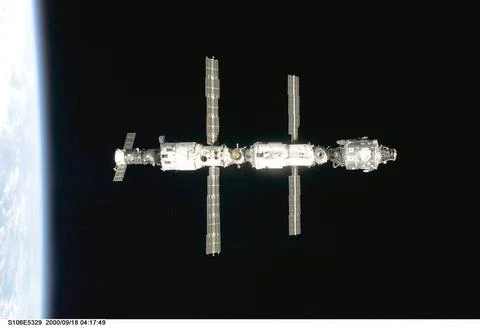 S106-E-5329 (18 September 2000) --- Backdropped against black space above ... Fotos Stock