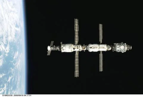 S106-E-5330 (18 September 2000) --- Backdropped against black space above ... Fotos Stock