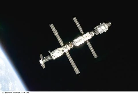 S106-E-5331 (18 September 2000) --- Backdropped against black space above E.. Fotos Stock