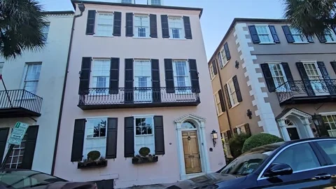 S23-183229-Driveplate-Rt side view-East Bay St.-Passing grand homes-Charlestion Stockbeeldmateriaal 333005771