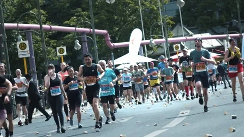 S25 Berlin Focus Shift Plant to Runners Nollendorfplatz May 2023 動画素材 332126917