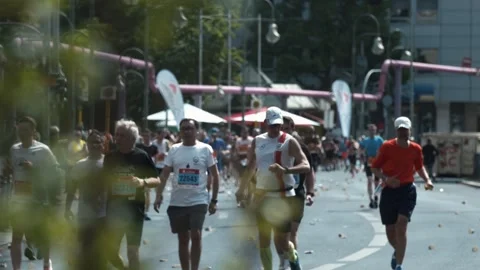 S25 Berlin Focus Shift Plant to Runners Nollendorfplatz May 2023 動画素材 332126984