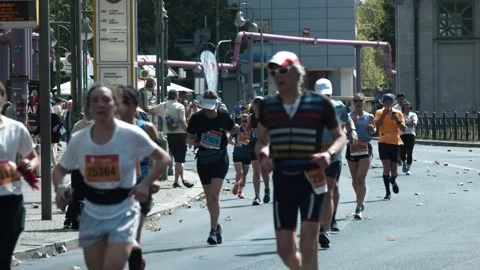 S25 Berlin Runners Slow Motion Nollendorfplatz May 2023 Vidéo 332127174