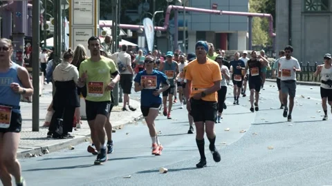 S25 Berlin Runners Slow Motion Nollendorfplatz May 2023 Vidéo 332127436