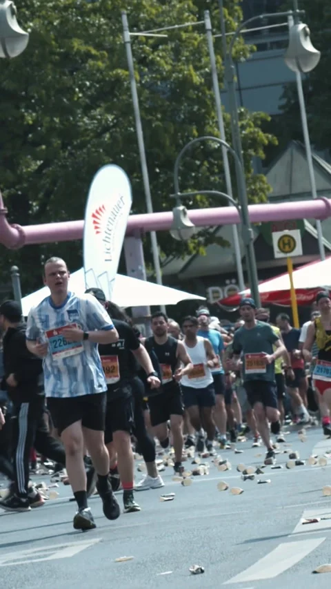 S25 Berlin Runners Slow Motion Nollendorfplatz May 2023 Vidéo 332132263